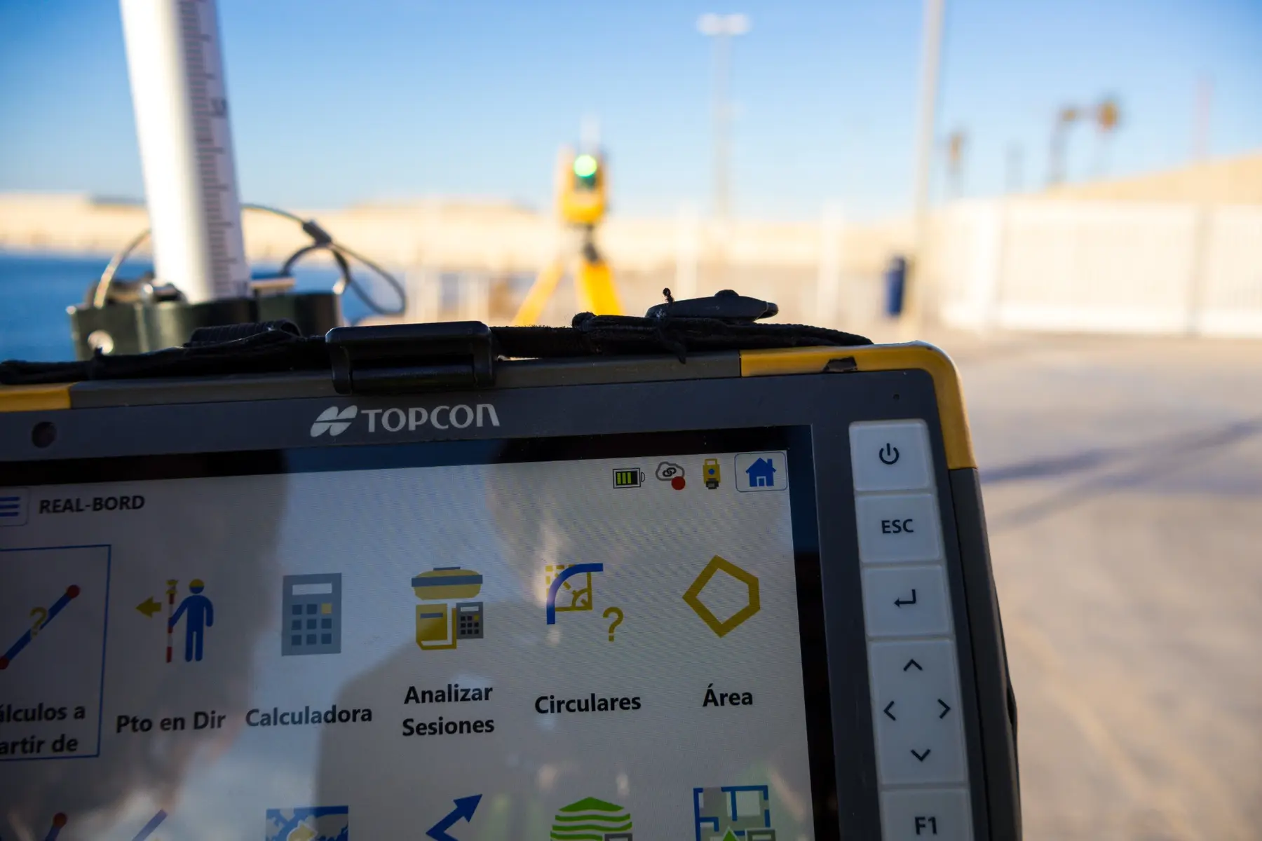 Controladora topográfica Topcon con estación total al fondo