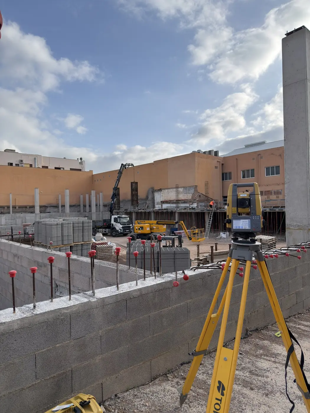 Estación total en una obra de edificación