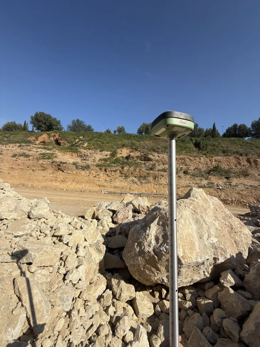 Receptor GNSS instalado sobre un punto en campo